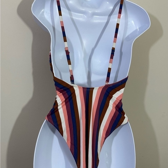 Xhilaration sz med swim suit in a stripe From the front it looks like a 2 piece - Picture 3 of 12